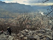 21 In decisa-ripida salita con stupenda vista su Lecco 